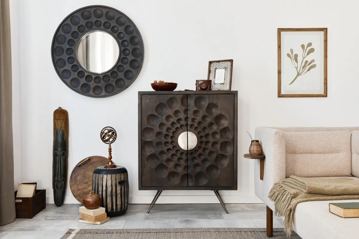 غرفة معيشة ذات طراز إثني، مع مرآة