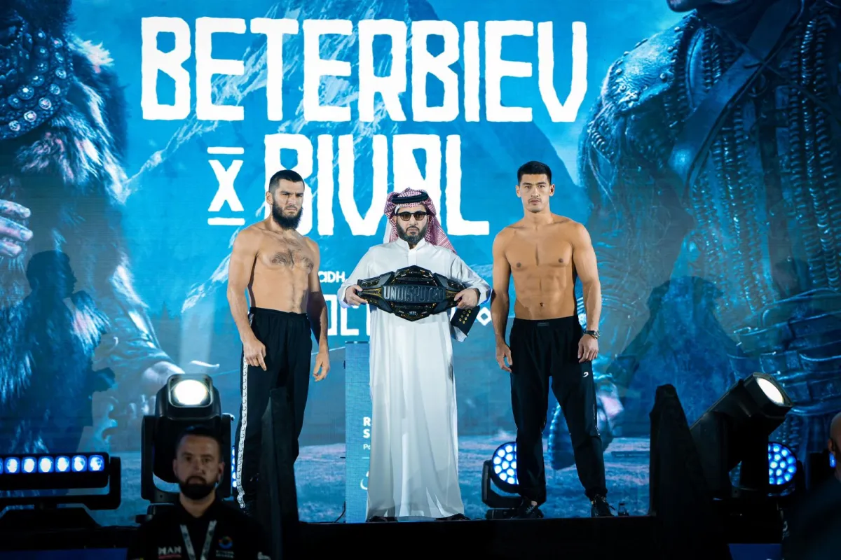 المستشار تركي آل الشيخ خلال حضوره الوزن الرسمي للملاكمين