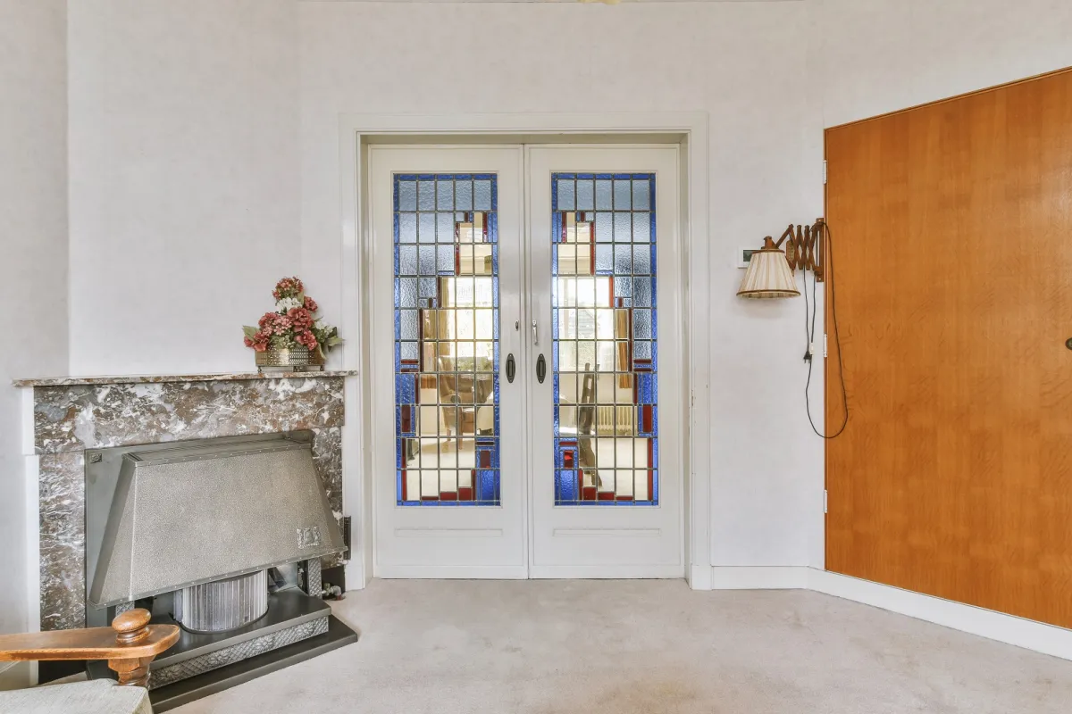 باب مصمم من الزجاج الملون في منطقة المعيشة المنزلية