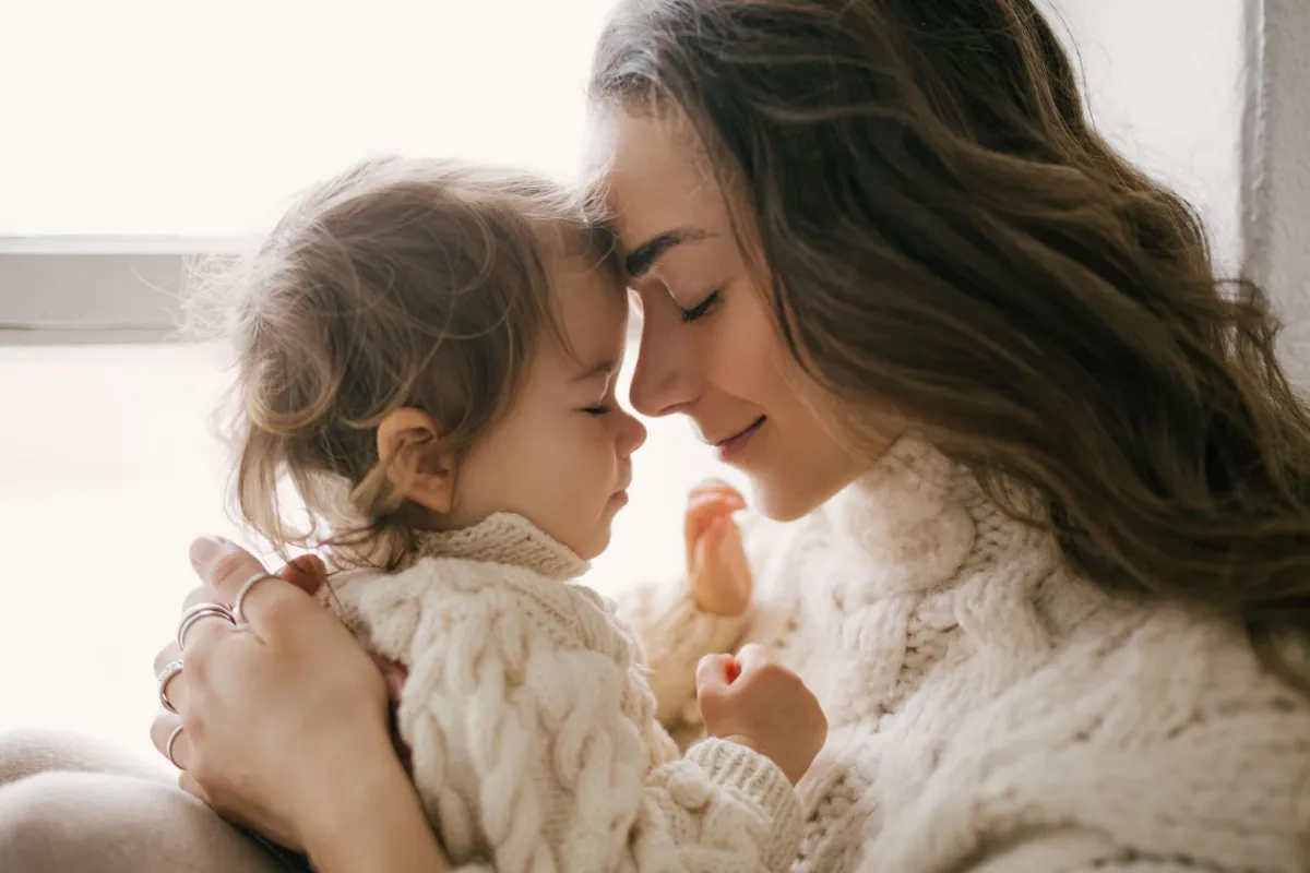 صورة أم وابنها في الثانية من العمر