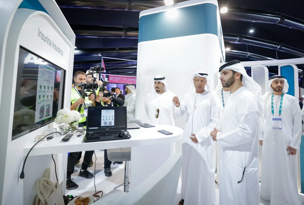  الشيخ منصور بن محمد بن راشد آل مكتوم يتجول في معرض إكسباند نورث ستار . الصورة من مكتب دبي الإعلامي