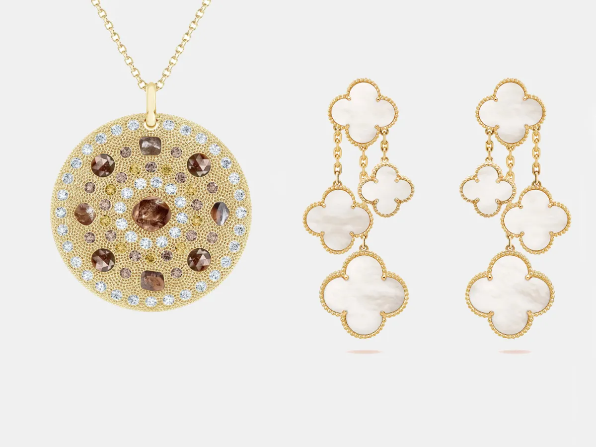 أقراط Magic Alhambra من فان كليف أند آربلز Van Cleef & Arpels وقلادة Talisman Medal من دي بيرز De Beers