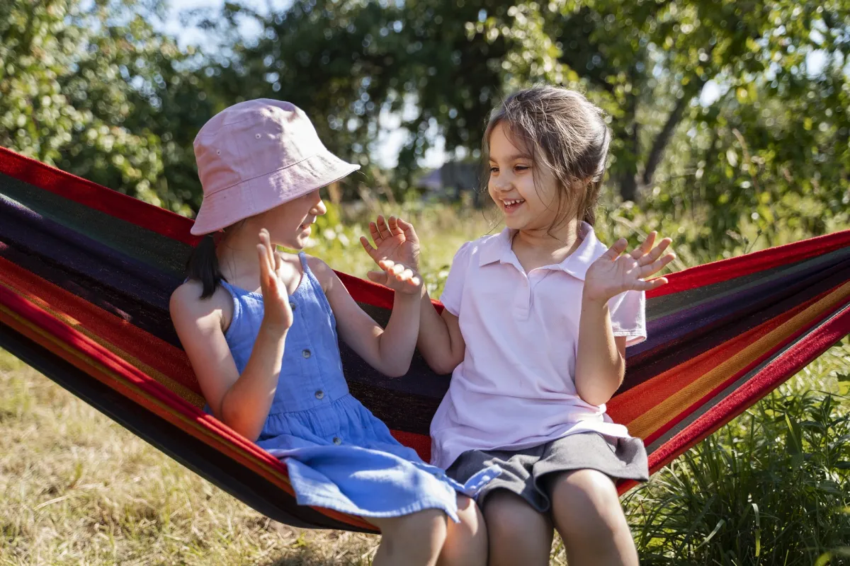 صورة لأطفال يلعبون