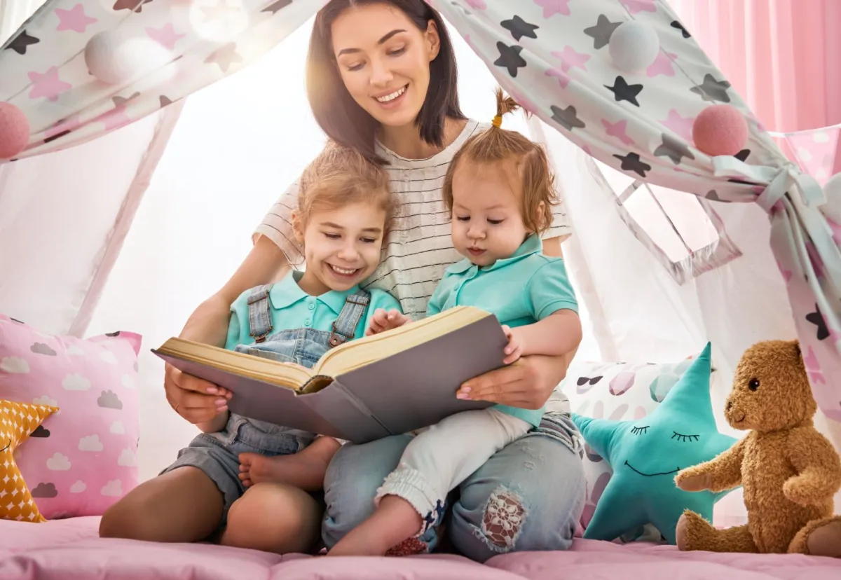 صورة أم تقرأ القصص