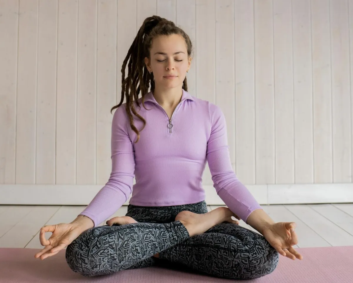 امرأة تمارس التأمل