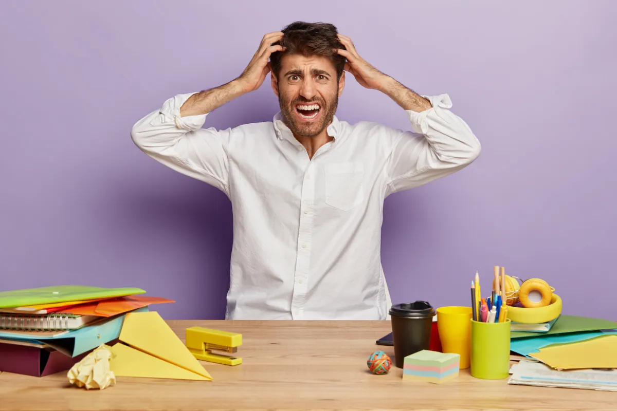 كيف تحوّلت الضغوط النفسية من عبءٍ إلى وسام يُحتفى به في بيئات العمل؟