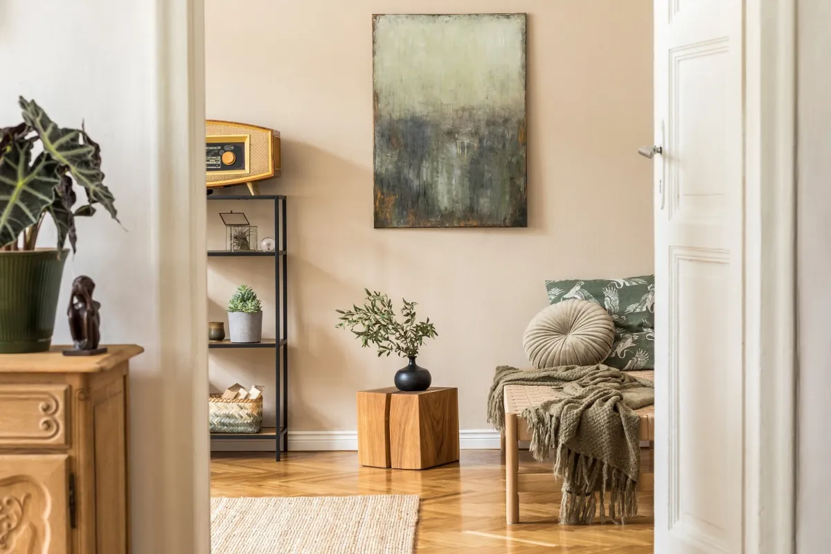 غرفة معيشة مودرن، مع اكسسوارات، من بينها لوحة تجريدية