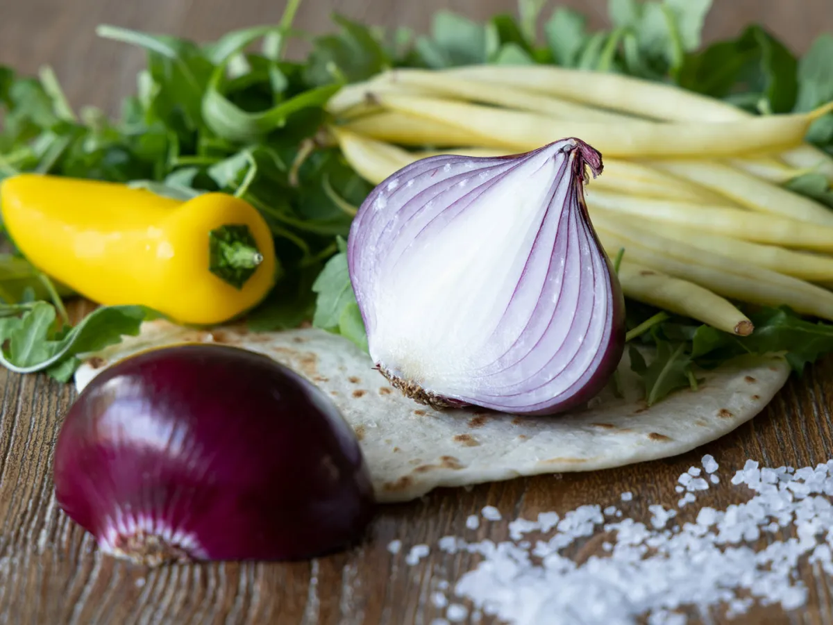 تحتوي أصناف البصل المنوّعة عموماً على نسبة عالية من مضادات الأكسدة Image by stockking on Freepik