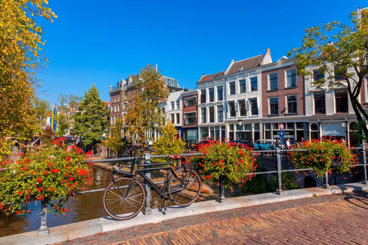 لقطة للشوارع المحيطة بالقنوات الجميلة لمدينة أوتريخت