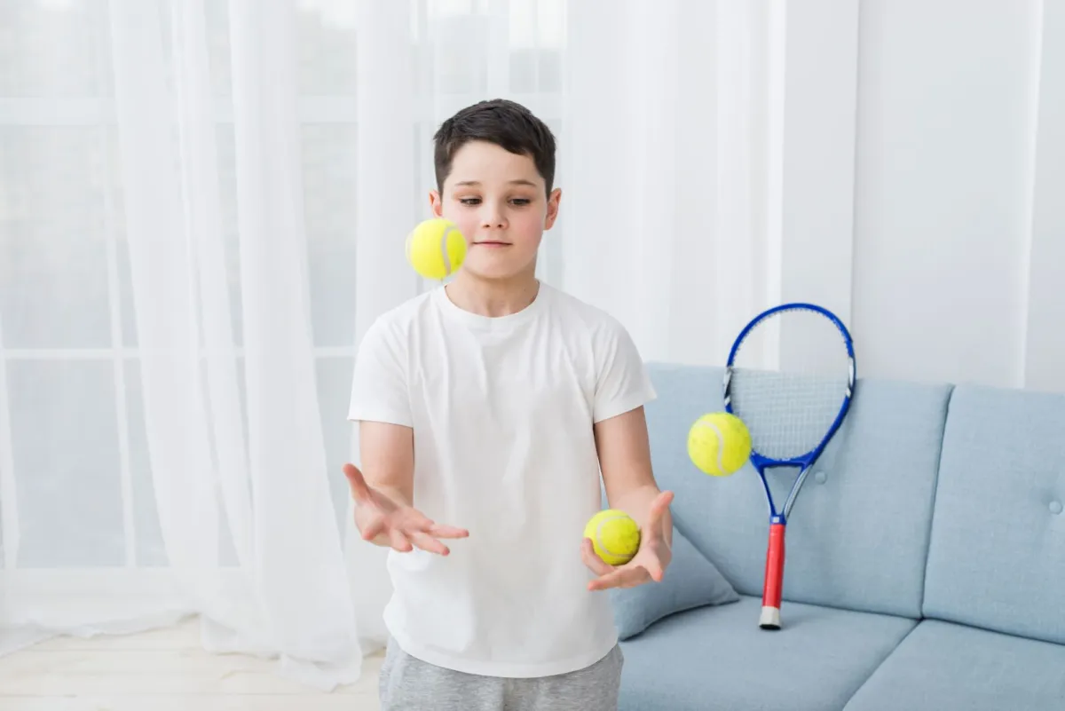 صورة تعبر عن سعادة الطفل بممارسة الرياضة