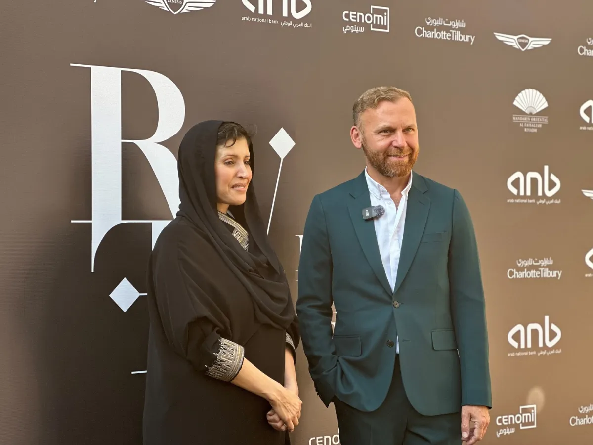 الأميرة نورة الفيصل مع الرئيس التنفيذي لهيئة الأزياء بوراك شاكماك