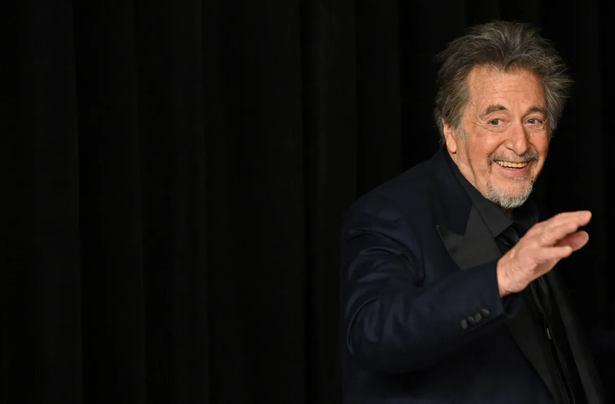 أل باتشينو Al Pacino waves as he leaves the press room during the 96th Annual Academy Awards at the Dolby Theatre in Hollywood (Photo by Robyn BECK / AFP)