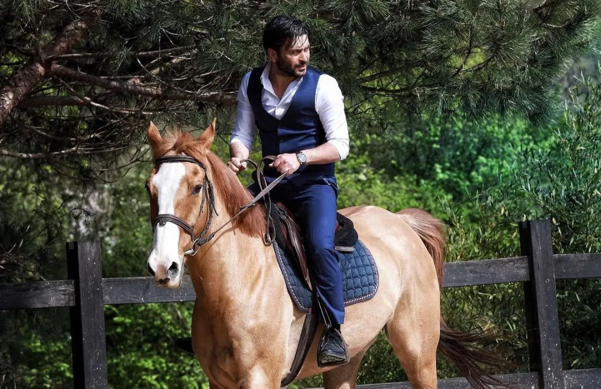 أوزان أكبابا الذي يلعب دور الممثل تيم حسن في مسلسل "الهيبة"- الصورة من صفحته على إنستغرام