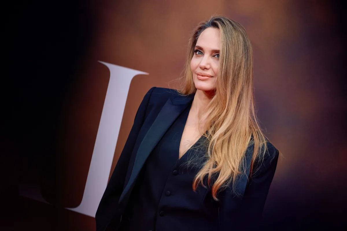 أنجلينا جولي لدى وصولها لحضور مهرجان لندن السينمائي التابع لمعهد الفيلم البريطاني في قاعة المهرجانات الملكية بمركز ساوث بانك (Angelina Jolie upon arrival to attend the BFI London Film Festival’s at the Southbank Centre Royal Festival Hall). مصدر الصورة: BENJAMIN CREMEL / AFP