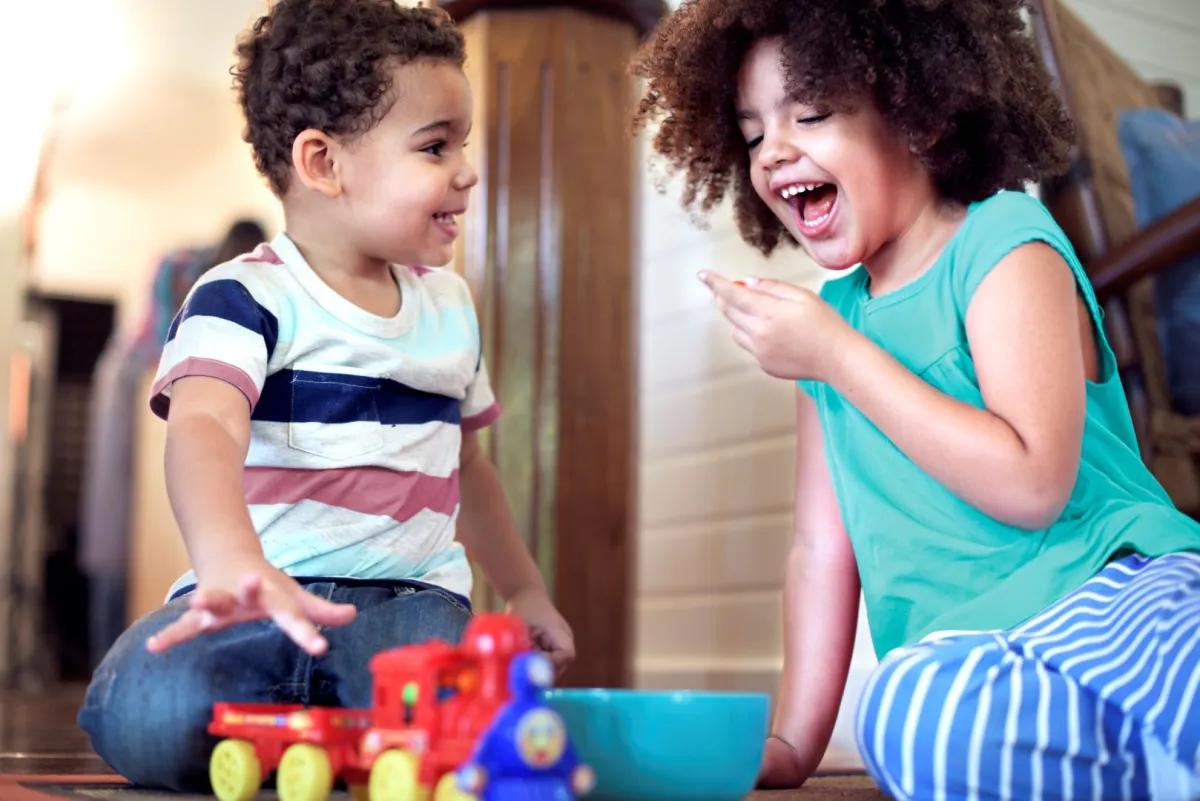 صورة أطفال يلعبون ويمرحون