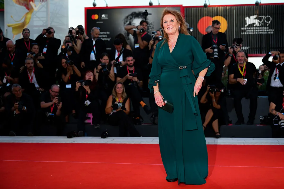 سارة فيرغسون في مهرجان فينيسيا السينمائي الدولي التاسع والسبعين في ليدو دي فينيسيا في فينيسيا بإيطاليا (Sarah Ferguson in the 79th Venice International Film Festival at Lido di Venezia in Venice, Italy). مصدر الصورة: Andreas SOLARO / AFP