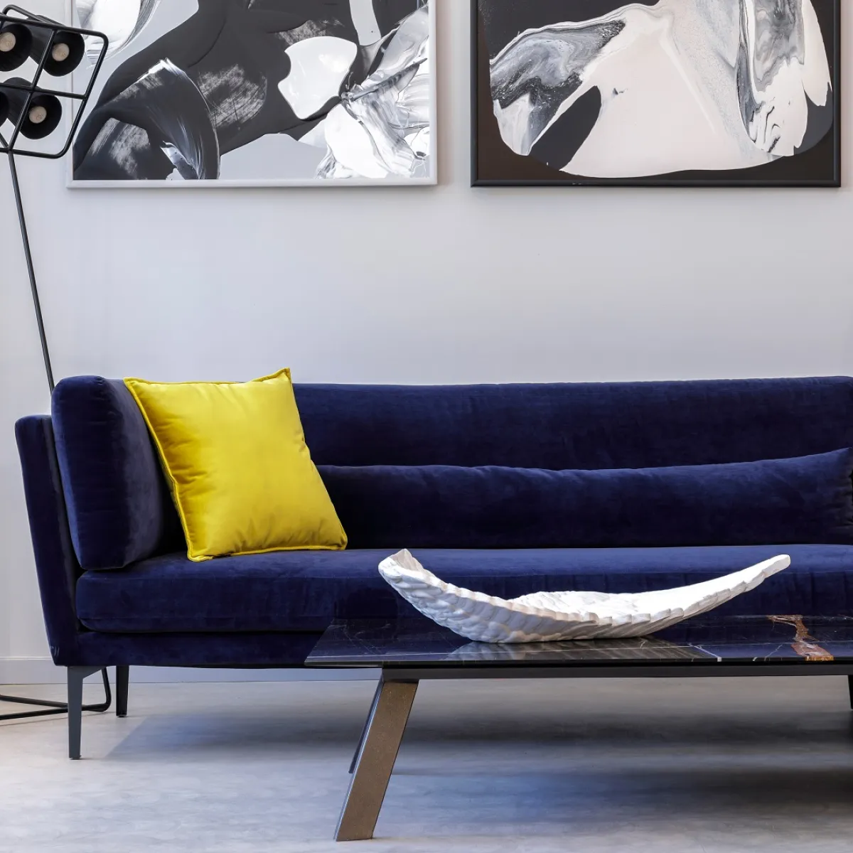 غرفة معيشة مع أريكة مخملية زرقاء داكنة 