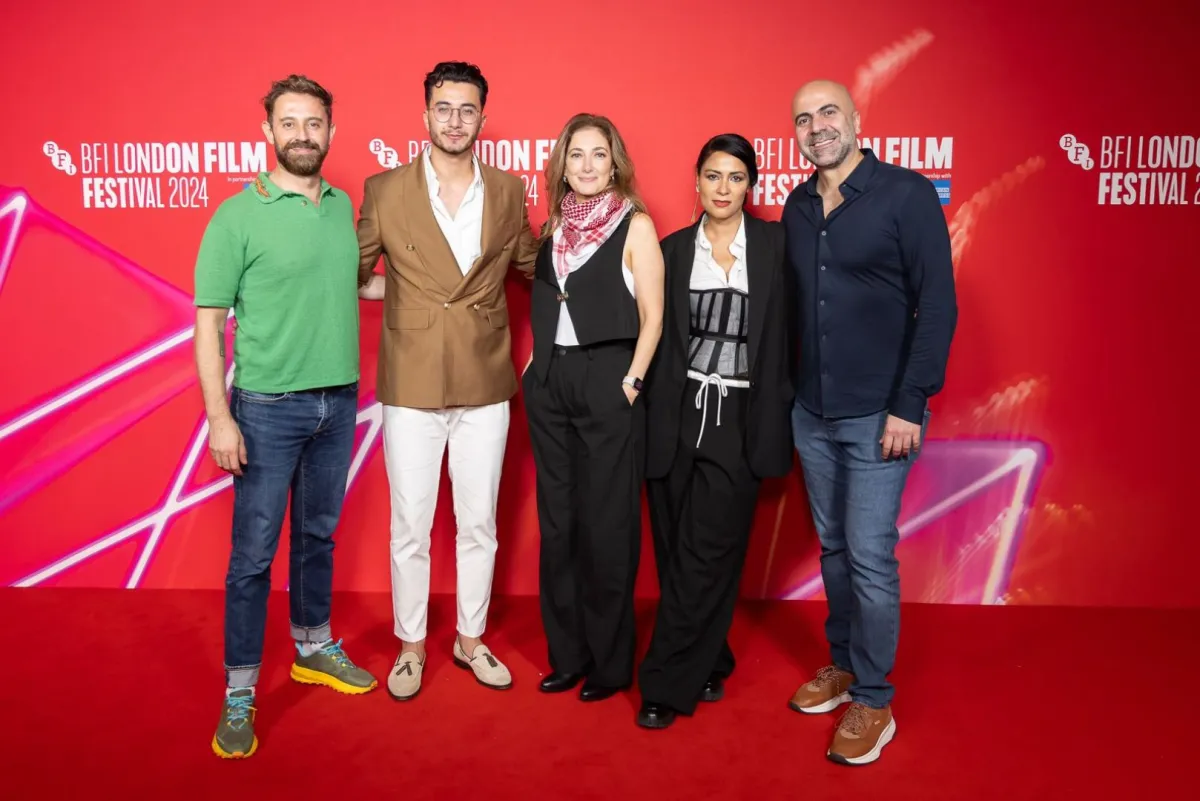 المخرجة ليلى عباس مع المشاركين في شكراً لأنك تحلم معنا- الصورة من المركز الإعلامي للفيلم