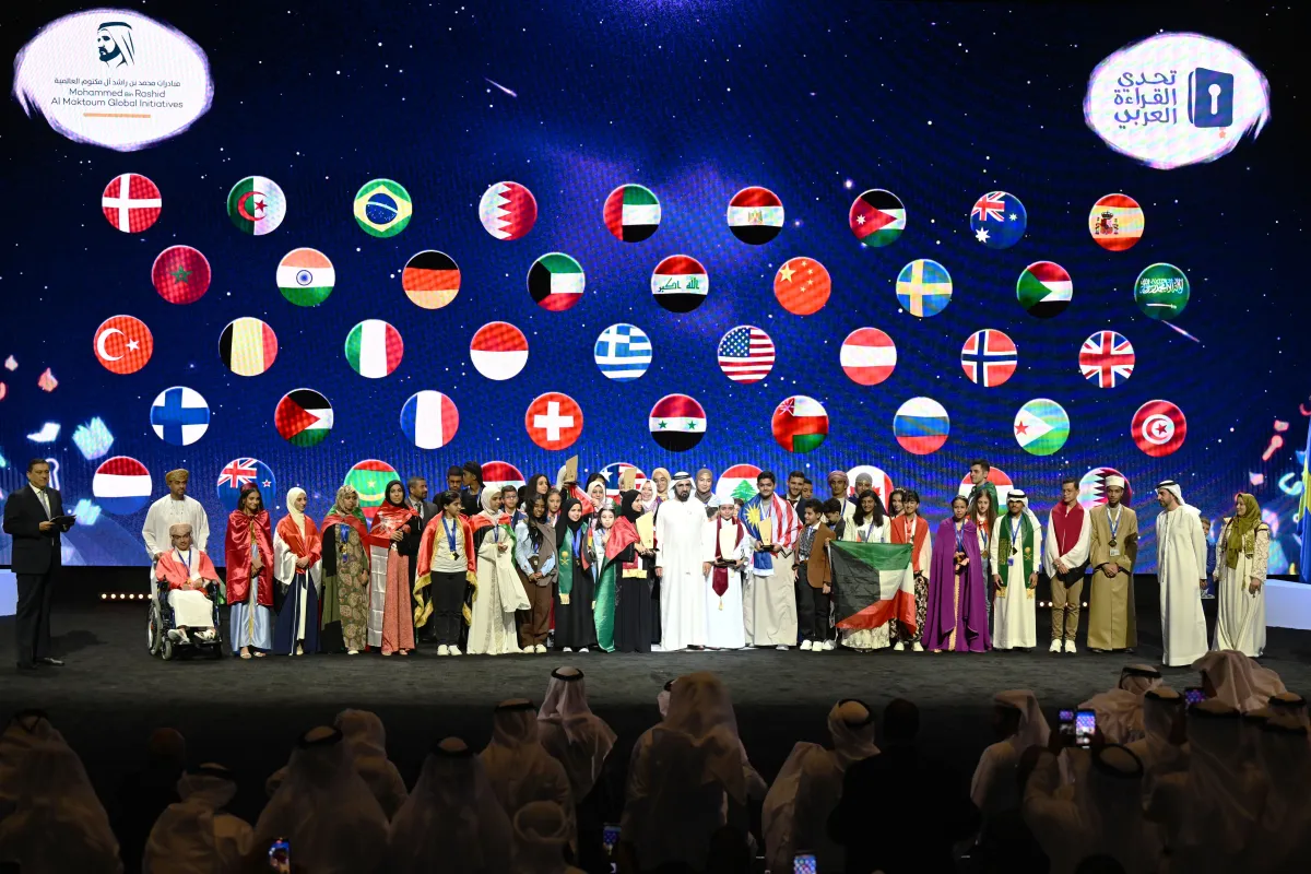 الشيخ محمد بن راشد آل مكتوم مع أبطال تحدي القراءة العربي في دورتها السابعة. الصورة من wam