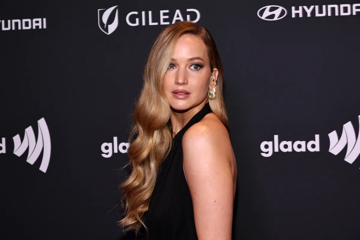 جينيفر لورانس حفل توزيع جوائز GLAAD الإعلامية السنوي الخامس والثلاثين 2024، في نيويورك ( Jennifer Lawrence at the 35th Annual GLAAD Media Awards, 2024, in New York ). مصدر الصورة: Jamie McCarthy / GETTY IMAGES NORTH AMERICA / Getty Images via AFP