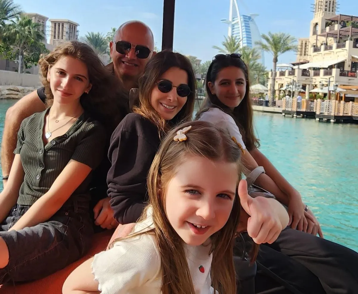 نانسي عجرم وزوجها الدكتور فادي الهاشم وبناتهما ميلا وإيلا وليا- الصورة من حساب نانسي على إنستغرام