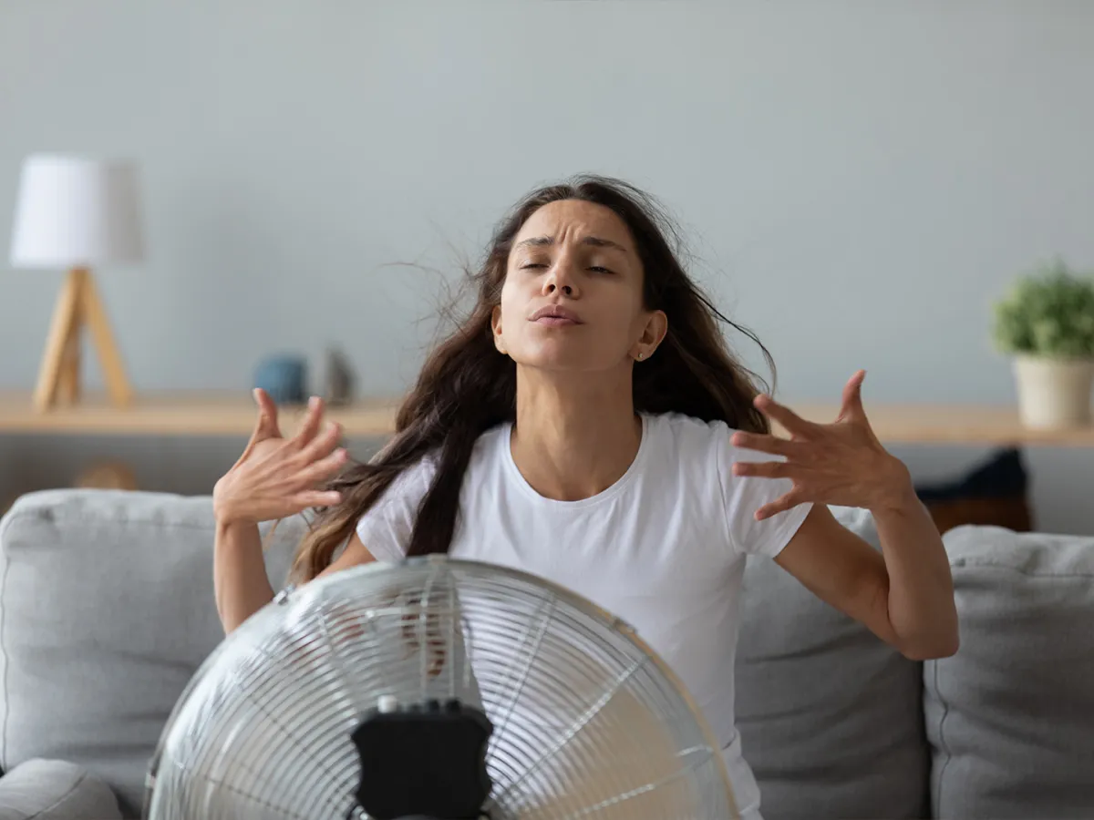 امراة تعاني من الهبات الساخنة