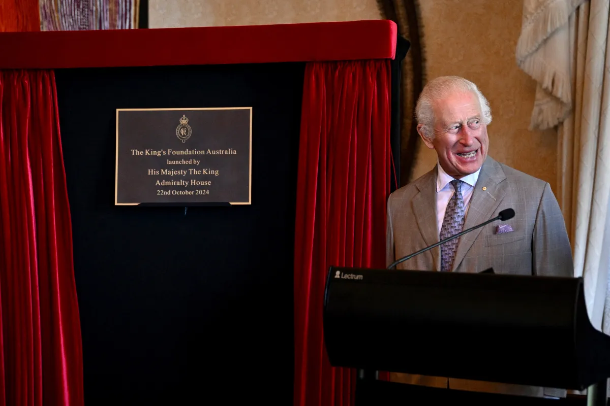 الملك تشارلز خلال زيارته الملكية في سيدني، أستراليا (King Charles during his royal visit in Sydney, Australia). مصدر الصورة: DAN HIMBRECHTS / POOL / AFP