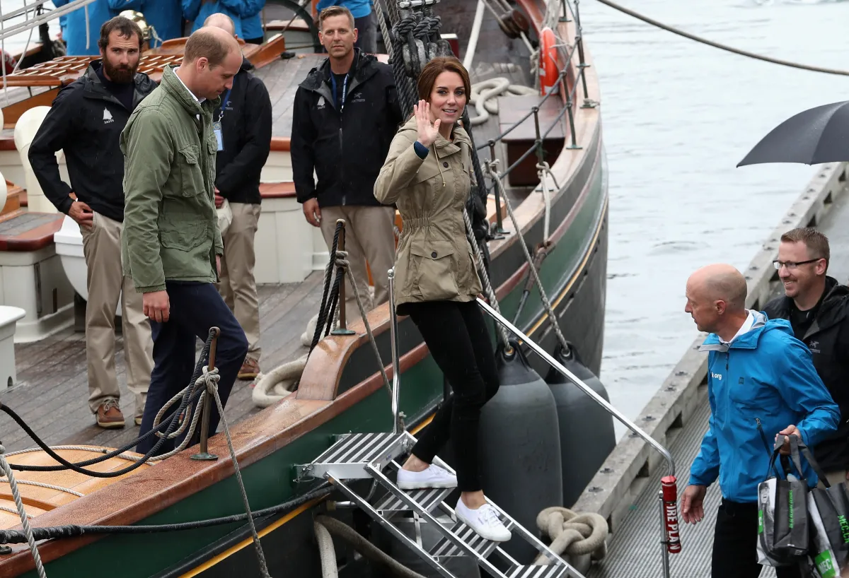 الأمير ويليام وكيت ميدلتون في ميناء فيكتوريا، خلال جولتهما الملكية في كندا (  Prince William and Kate Middleton in Victoria Harbour, during their royal tour of Canada). مصدر الصورة: Getty Images via AFP / Chris Jackson Collection / Chris Jackson