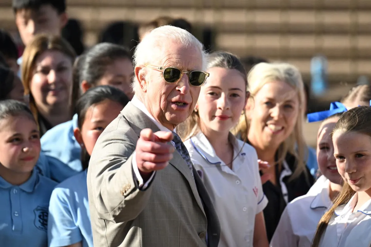 الملك تشارلز الثالث خلال زيارته لدار الأوبرا في سيدني (King Charles III during a visit to the Sydney Opera House in Sydney). مصدر الصورة: RONI BINTANG / POOL / AFP