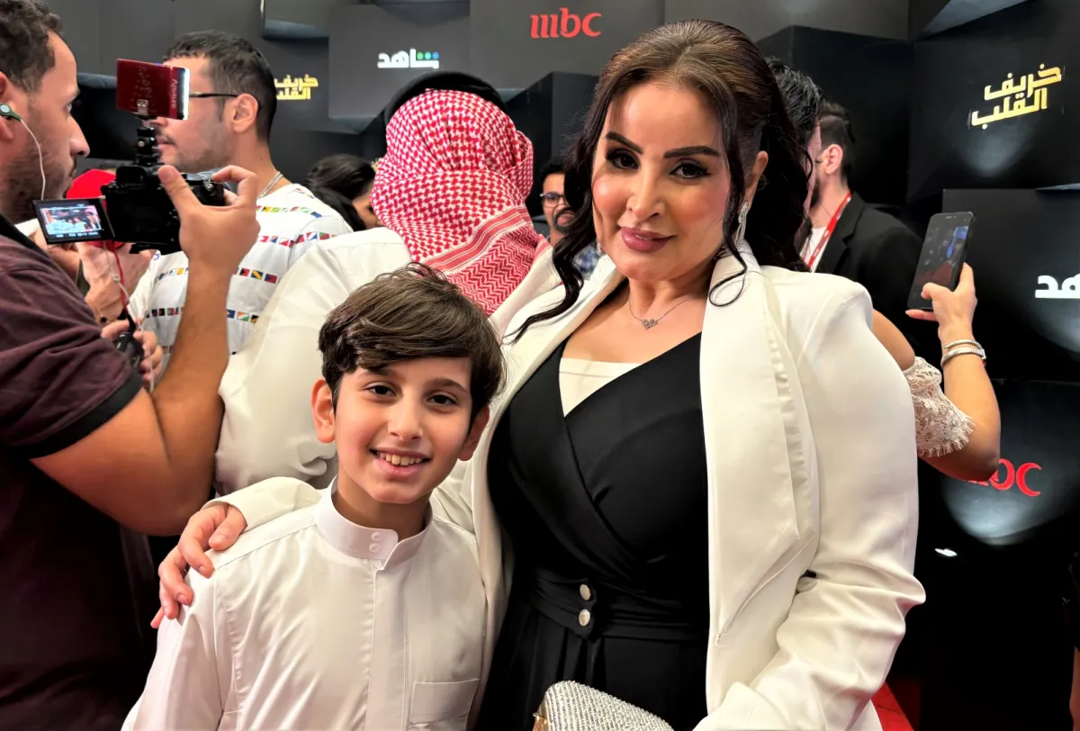 مروة محمد وابنها مشعل العتيبي- الصورة خاصة بسيدتي من تصوير زكية البلوشي