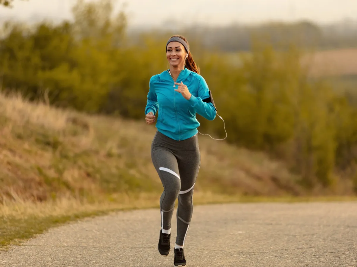 يلعب المشي دوراً محورياً في الحفاظ على صحة الجسم والوقاية من العديد من الأمراض