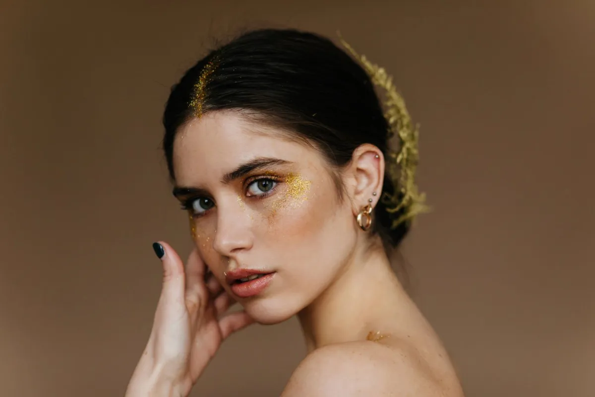 المكياج الغليتر خيارك الأفضل لمناسبات الشتاء