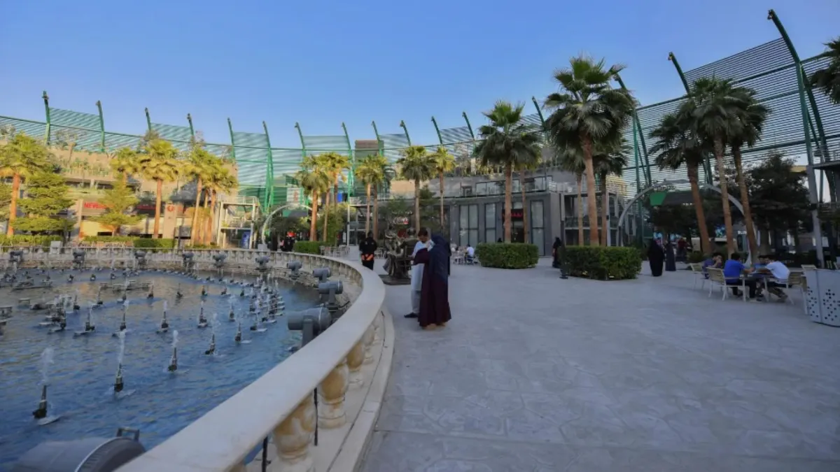 تتميز المنطقة أيضاً بألوان متنوعة من الفعاليات والمسارح والعروض