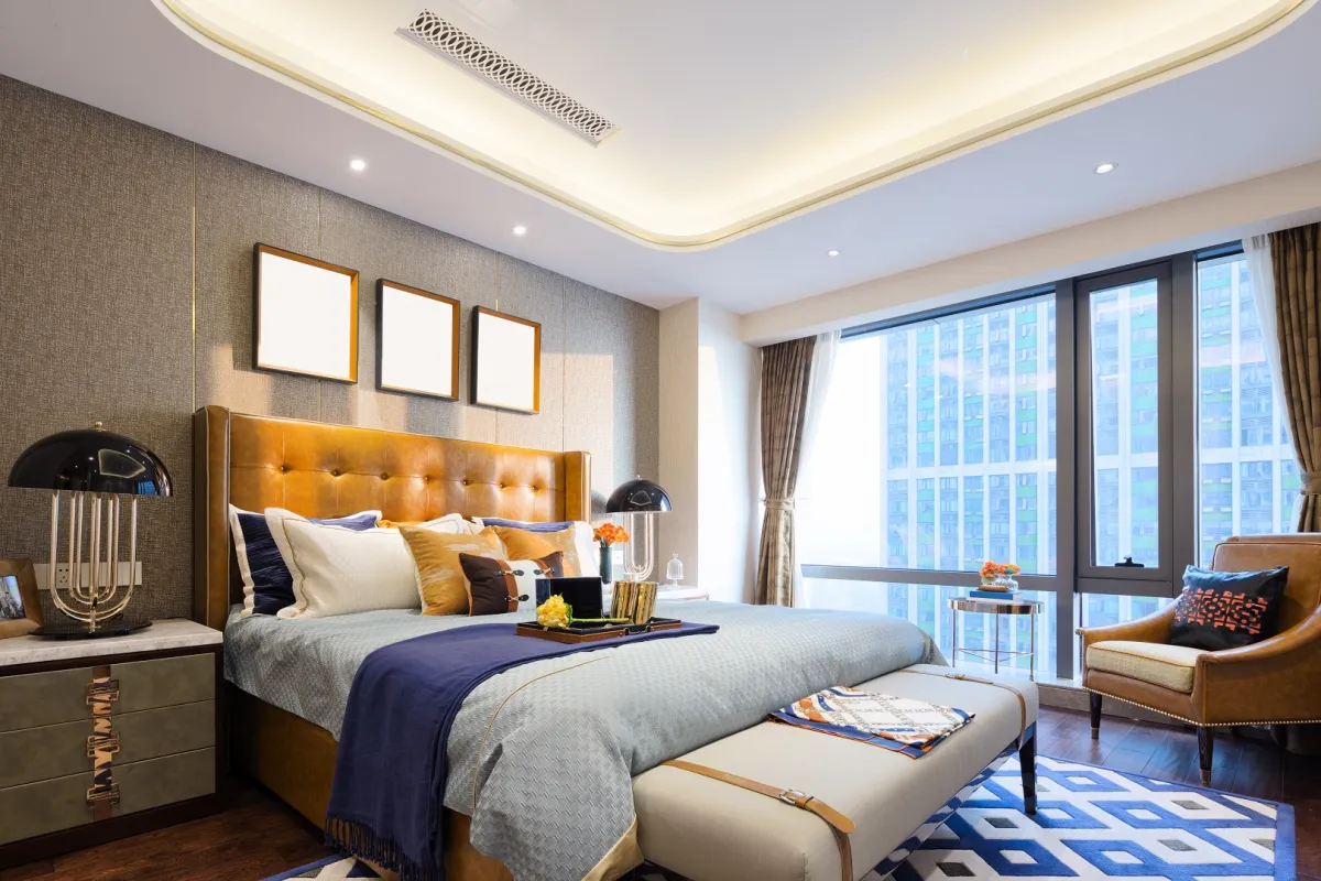 سرير مميز منجد بالجلد في غرفة النوم