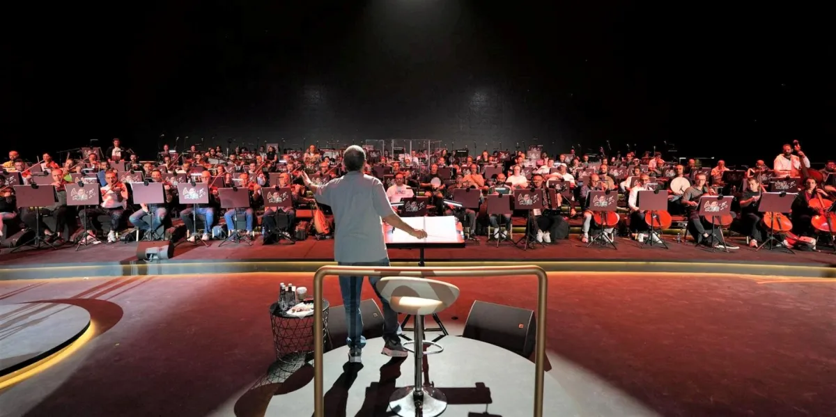 استعدادات الفرقة الموسيقية والمايسترو وليد الفايد- الصورة من المركز الإعلامي لشركة بنش مارك