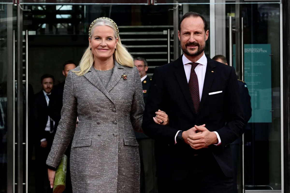 الأميرة ميت ماريت ولي عهد النرويج وولي العهد هاكون في برلين، ألمانيا (Crown Princess Mette-Marit of Norway and Crown Prince Haakon in Berlin, Germany). مصدر الصورة: John MACDOUGALL / AFP