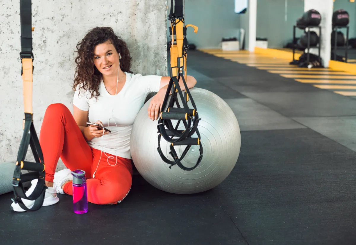 امرأة تستعد لروتينها الرياضي داخل الجيم - المصدر freepik