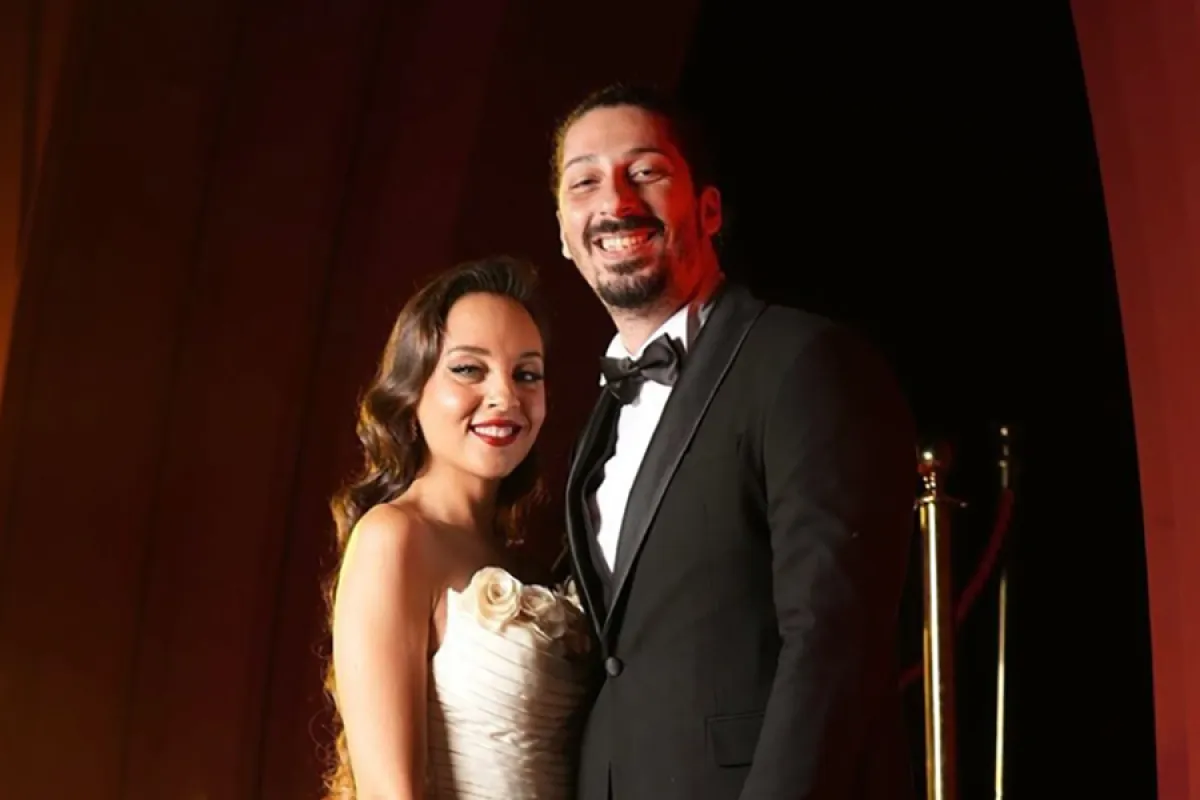 مريم الخشت وعريسها على السجادة الحمراء- الصورة من المركز الصحفي لمهرجان الجونة