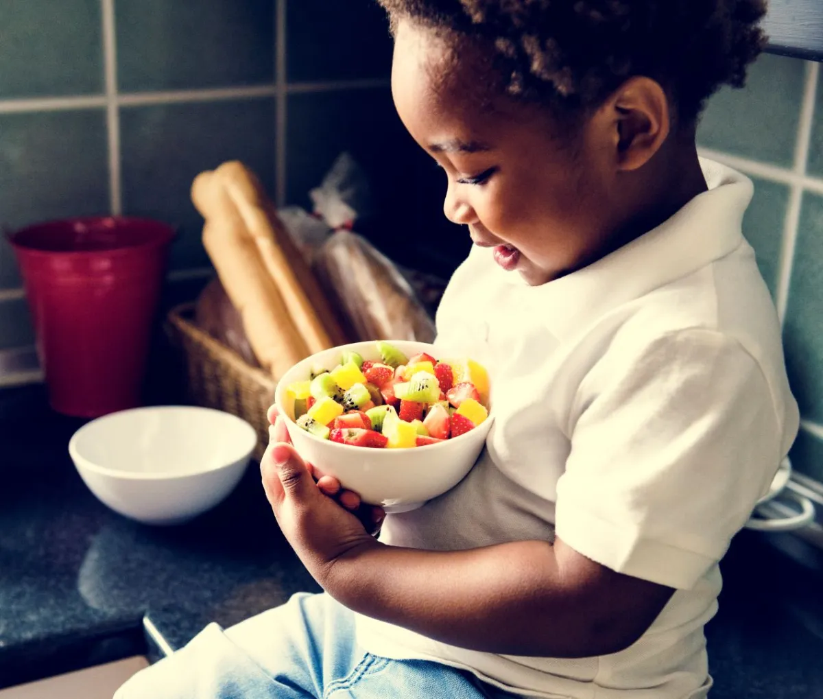 صورة طفل يأكل الفاكهة
