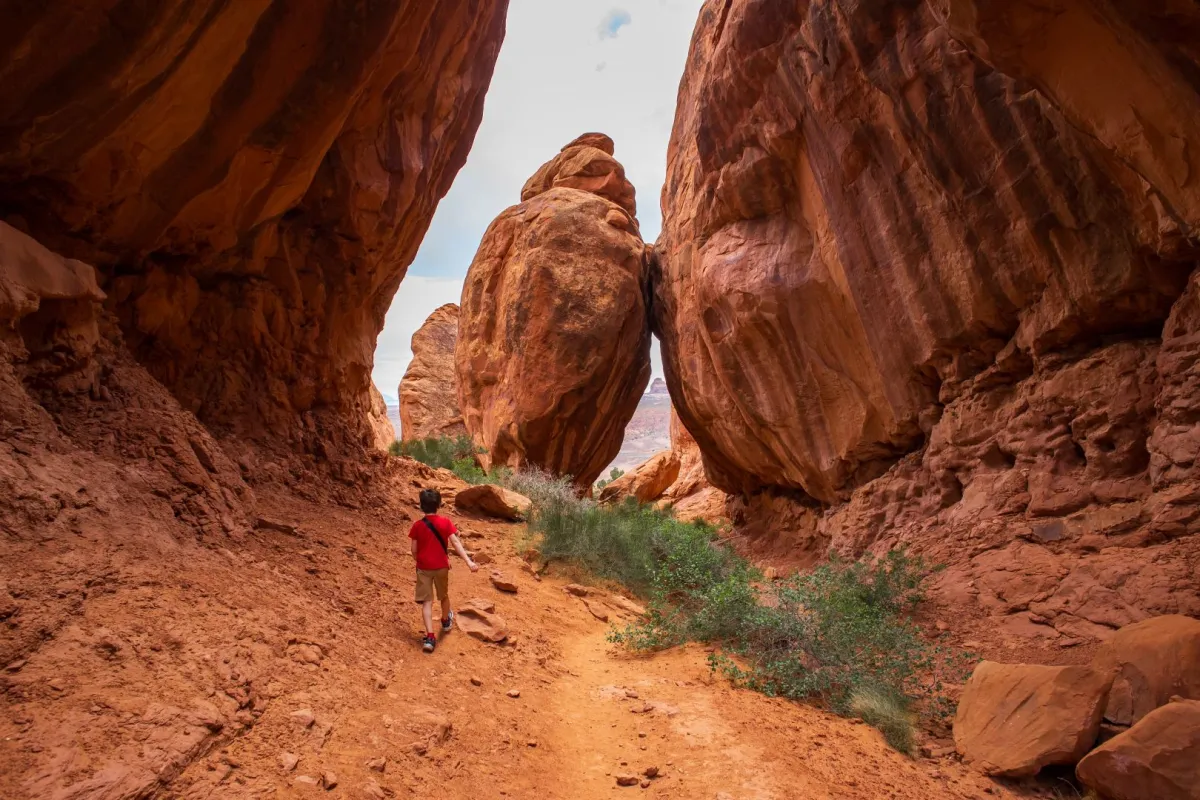 طفل يمشي بين الآثار
