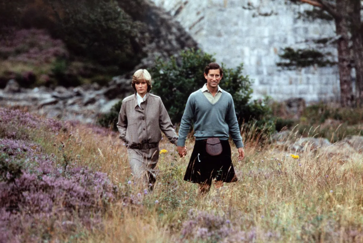 الأمير تشارلز والأميرة ديانا بجانب نهر دي في اسكتلندا في قلعة بالمورال (Prince Charles and Princess Diana beside the River Dee in Scotland at Balmoral Castle). مصدر الصورة: POOL / AFP