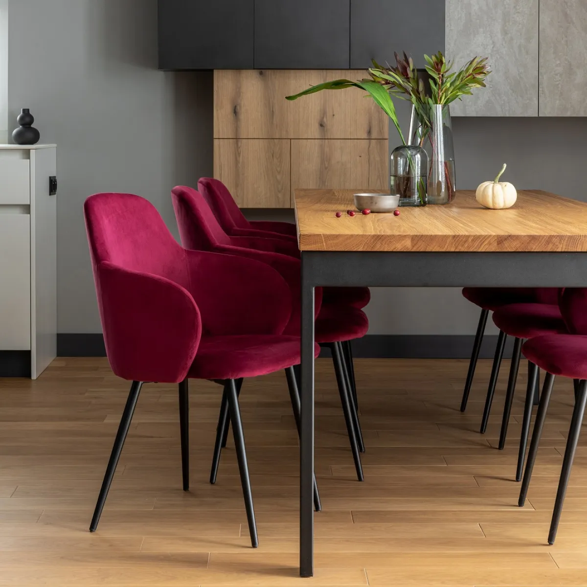 غرفة طعام يتألق فيها استخدام الأحمر الياقوتي في تنجيد الكراسي