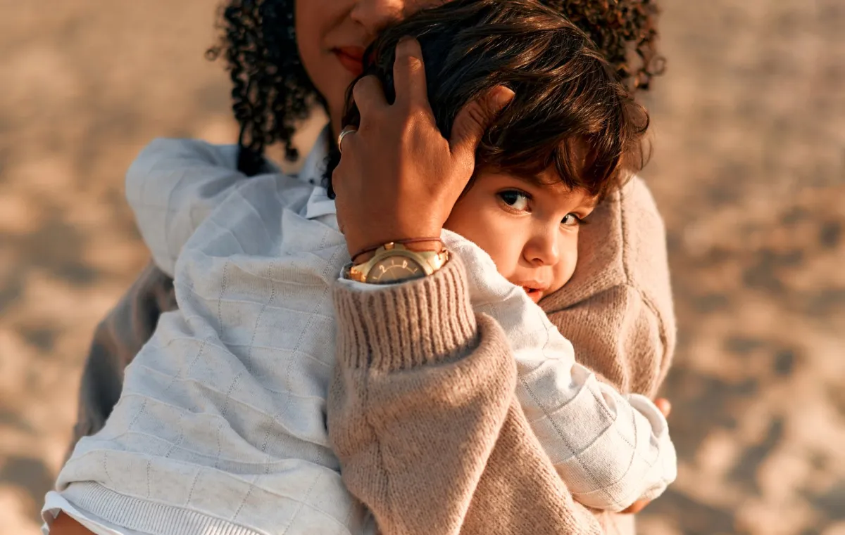 صورة أم تضم ابنها