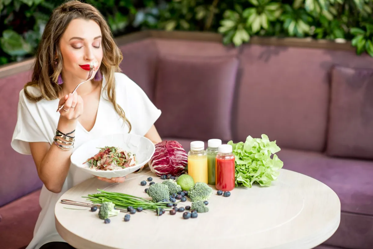 صورة امرأة تتناول الأكل الصحي