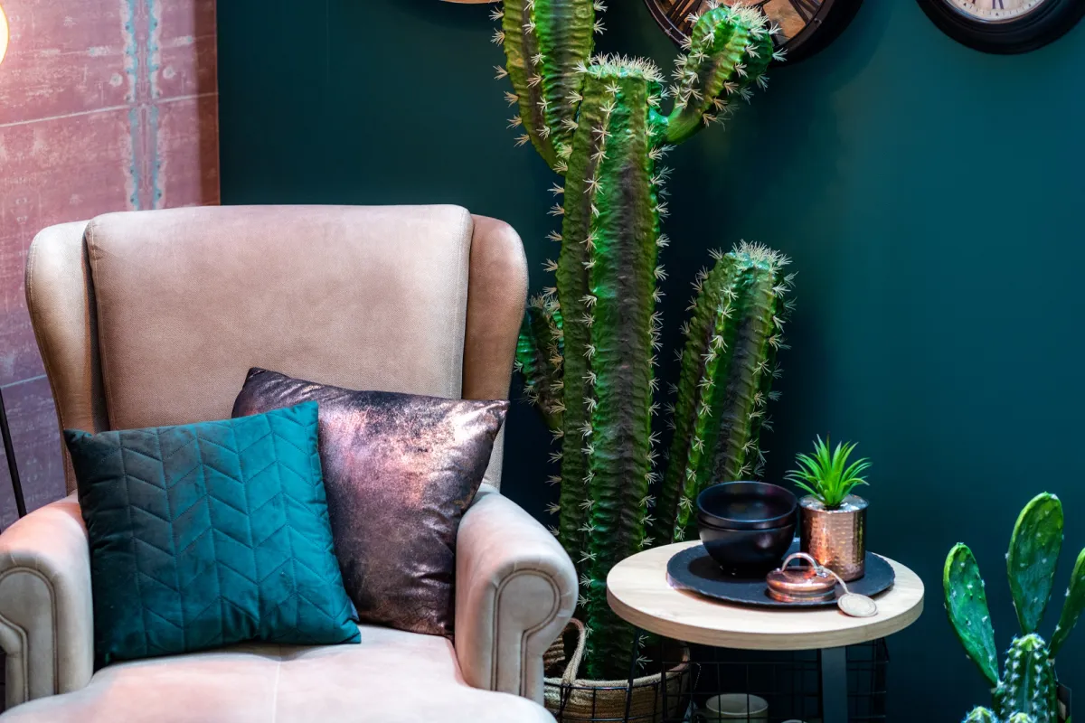 كرسي وثير للاسترخاء في غرفة الجلوس