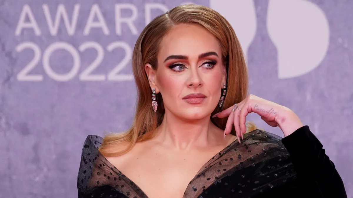أديل لدى وصولها إلى حفل توزيع جوائز بريت 2022 في لندن (Adele upon her arrival for the BRIT Awards 2022 in London)، مصدر الصورة: Niklas HALLE'N / AFP