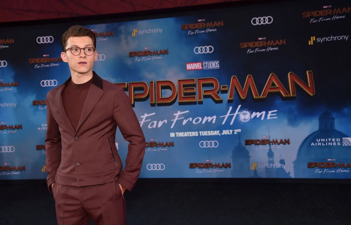 توم هولاند في مسرح TCL الصيني في هوليوود (Tom Holland at the TCL Chinese theatre in Hollywood). مصدر الصورة: AFP / Chris Delmas
