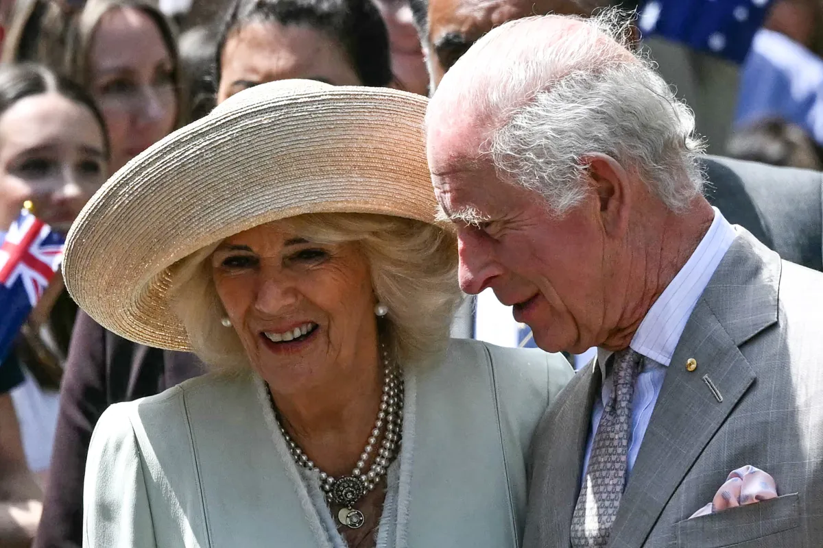 الملك تشارلز والملكة كاميلا بعد قداس في كنيسة سانت توماس خلال زيارتهما مدينة سيدني (King Charles and Queen Camilla after Mass at St Thomas' Church during their visit to Sydney). مصدر الصورة: Saeed KHAN / AFP