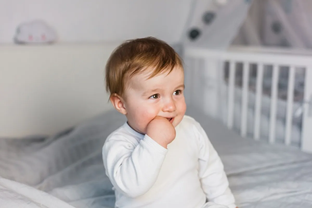 صورة لرضيع يضغط على لثته