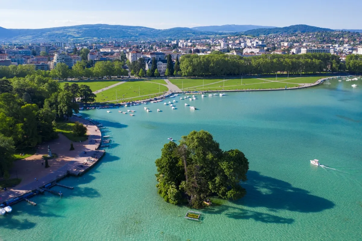 لمستوى المد والجزر المنخفض على طول الواجهة البحرية لبحيرة آنسي